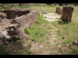 07846 ostia - regio iv - insula i - campo della magna mater - sacello (iv,i,8) - vorraum - bli ri suedwesten - 06-2024.jpg